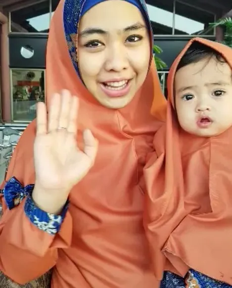 Oki Setiana tampil matching dangn Khadeejah © Instagram.com/okisetianadewi