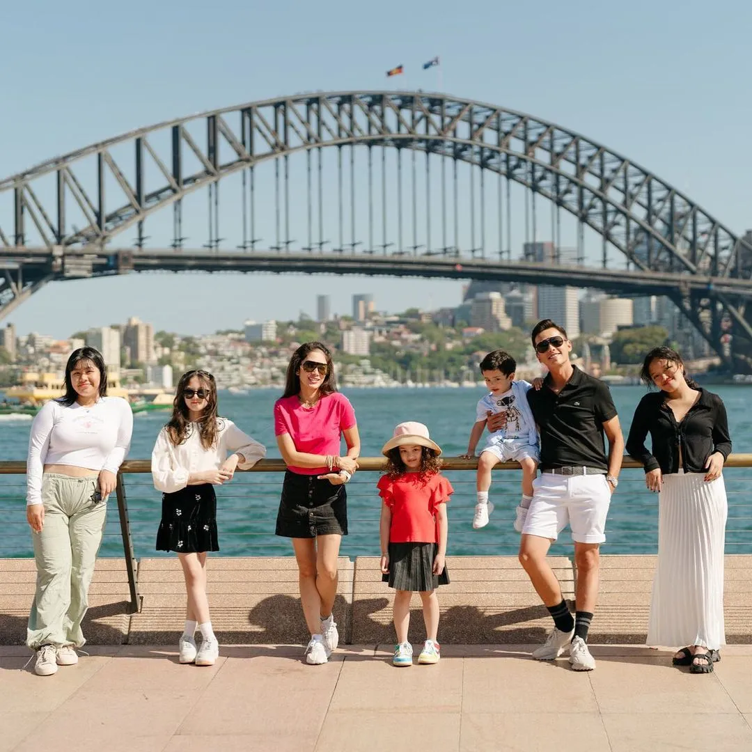 Potret Liburan Keluarga Ussy Sulistiawaty dan Andhika Pratama (Credit: Instagram/ussypratama)