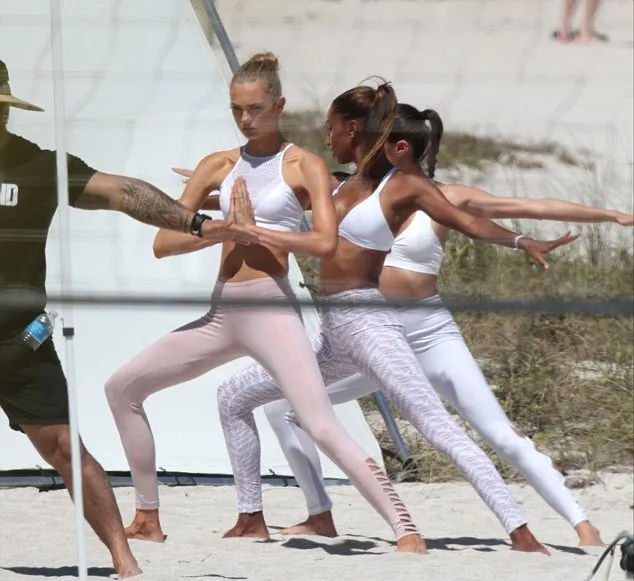 Romee, Jasmine, dan Sara menunjukkan berbagai gerakan yoga © via dailymail.co.uk