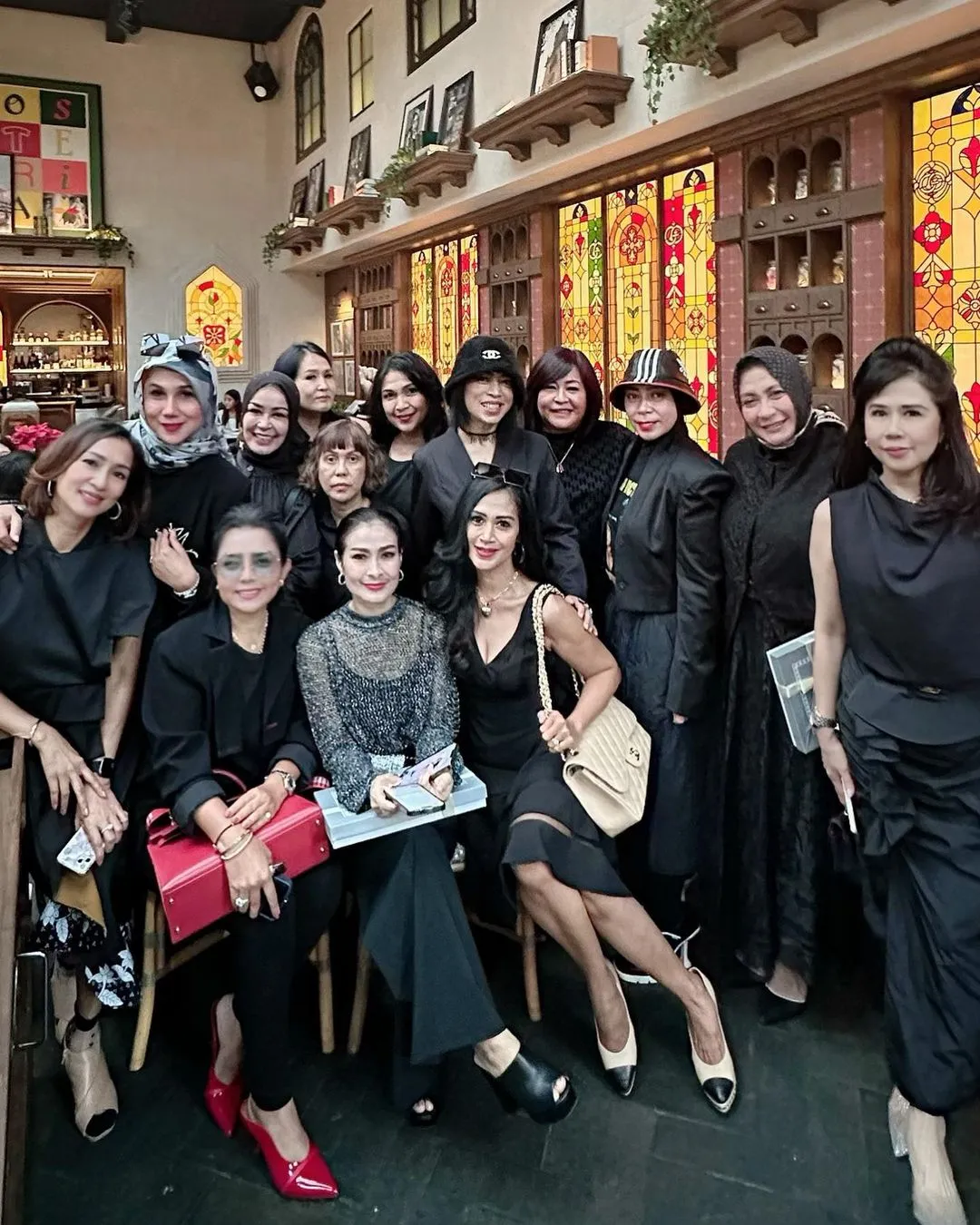 Potret Arisan Geng Kepompong