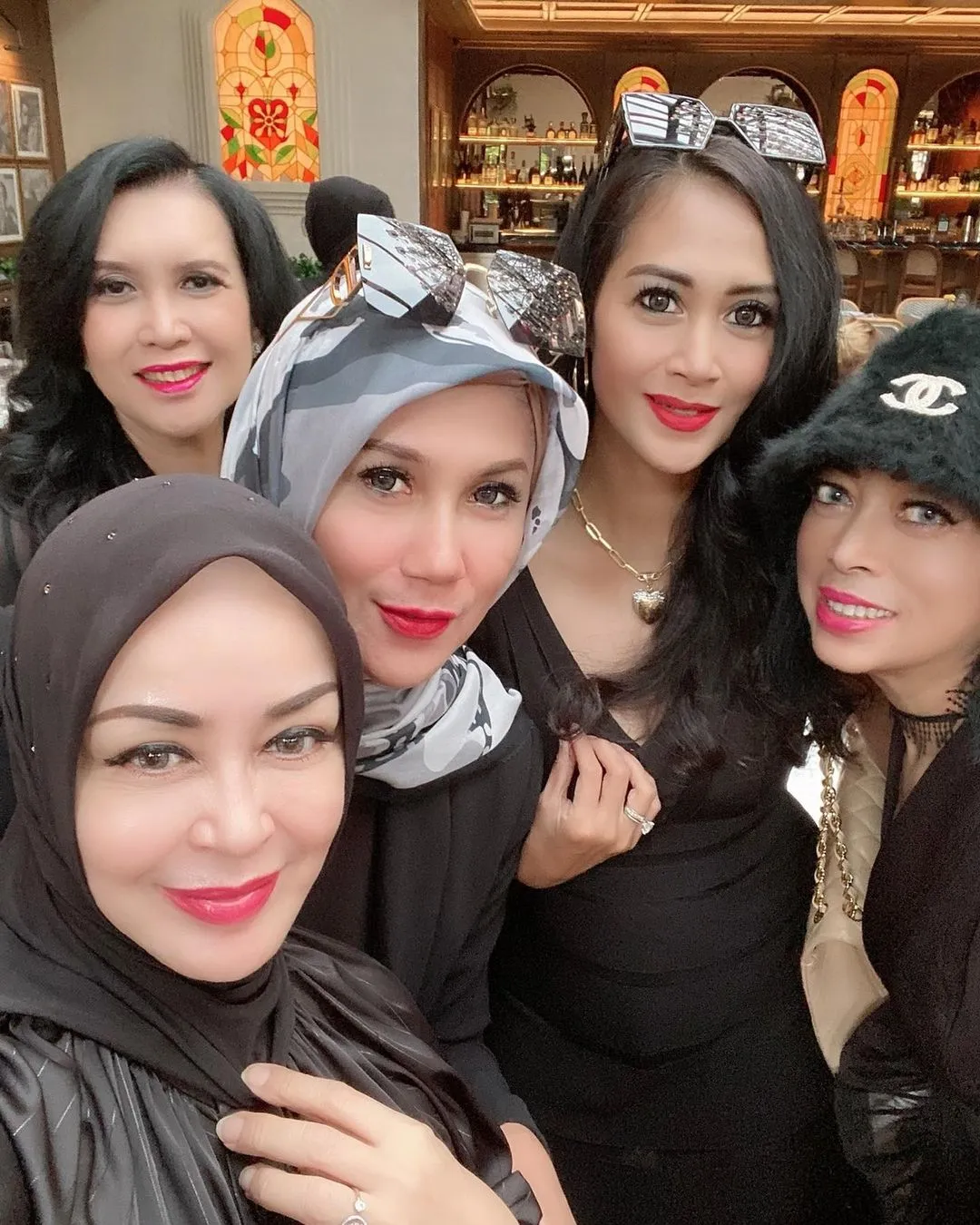 Kompak Tampil Serba Hitam