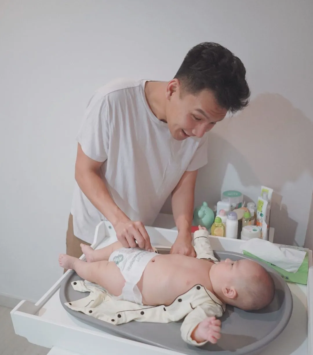 Potret Fendy Chow Momong Anak (Credit: Instagram/fendychow)