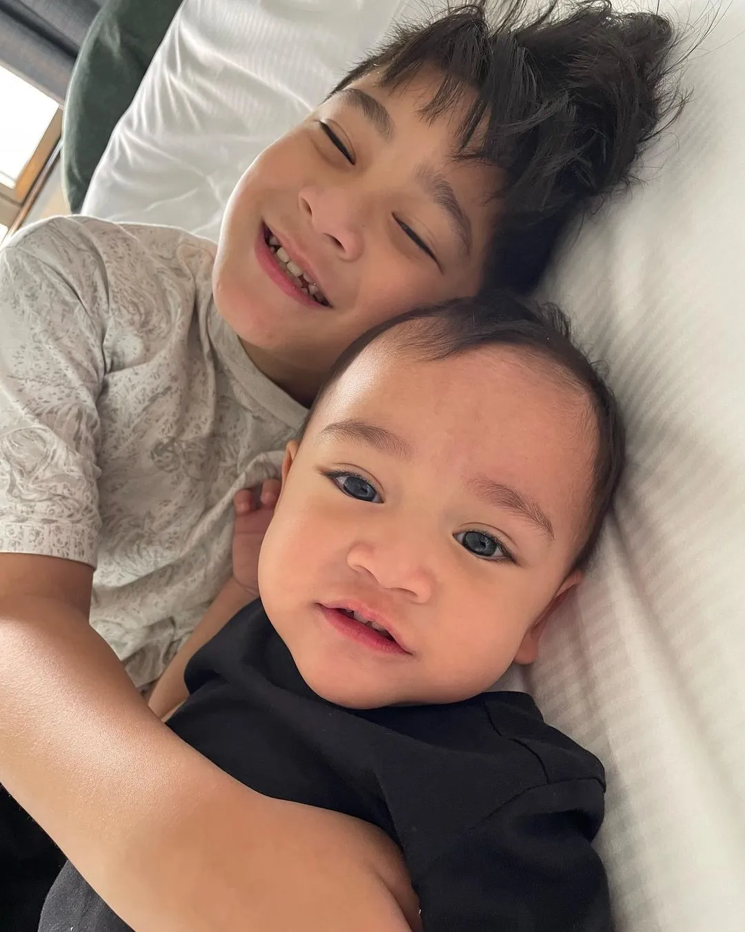 Potret Rayyanza dan Rafathar (Credit: Instagram/raffinagita1717)