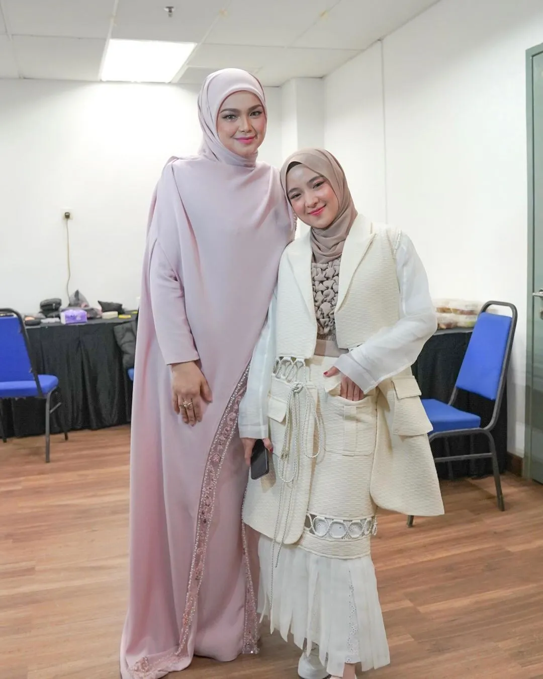 Kali ini Nissa memakai kerudung warna caramel, warna ini cukup menjadi tren di tahun 2022-2023 karena memiliki kesan elegan namun tetap simple.