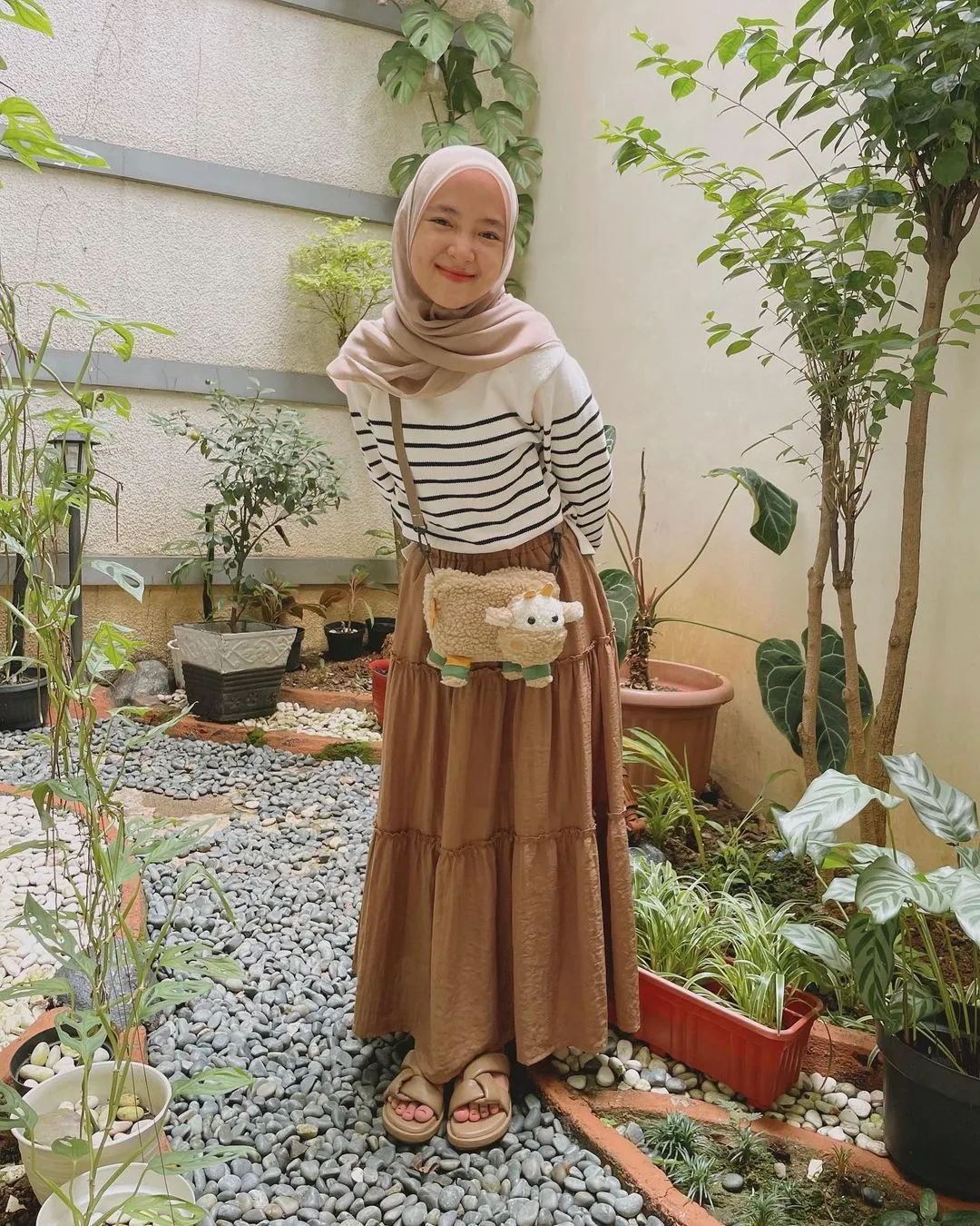 Selanjutnya ada hijab warna khaki, lucu banget bukan KLovers? Cocok dipakai ketika ada acara non formal atau bukberan.