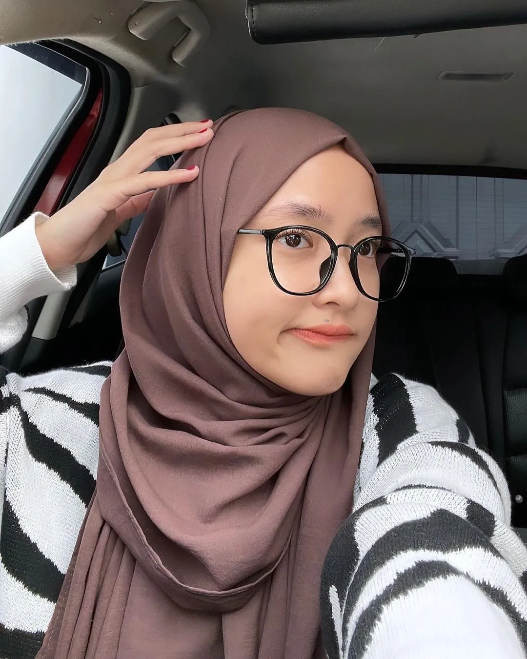 Selanjutnya ada hijab berwarna coklat tua yang bertema earth tone banget nih KLovers! Dipadukan dengan outfit dengan pola warna yang sama, jadi cakep banget bukan KLovers!
