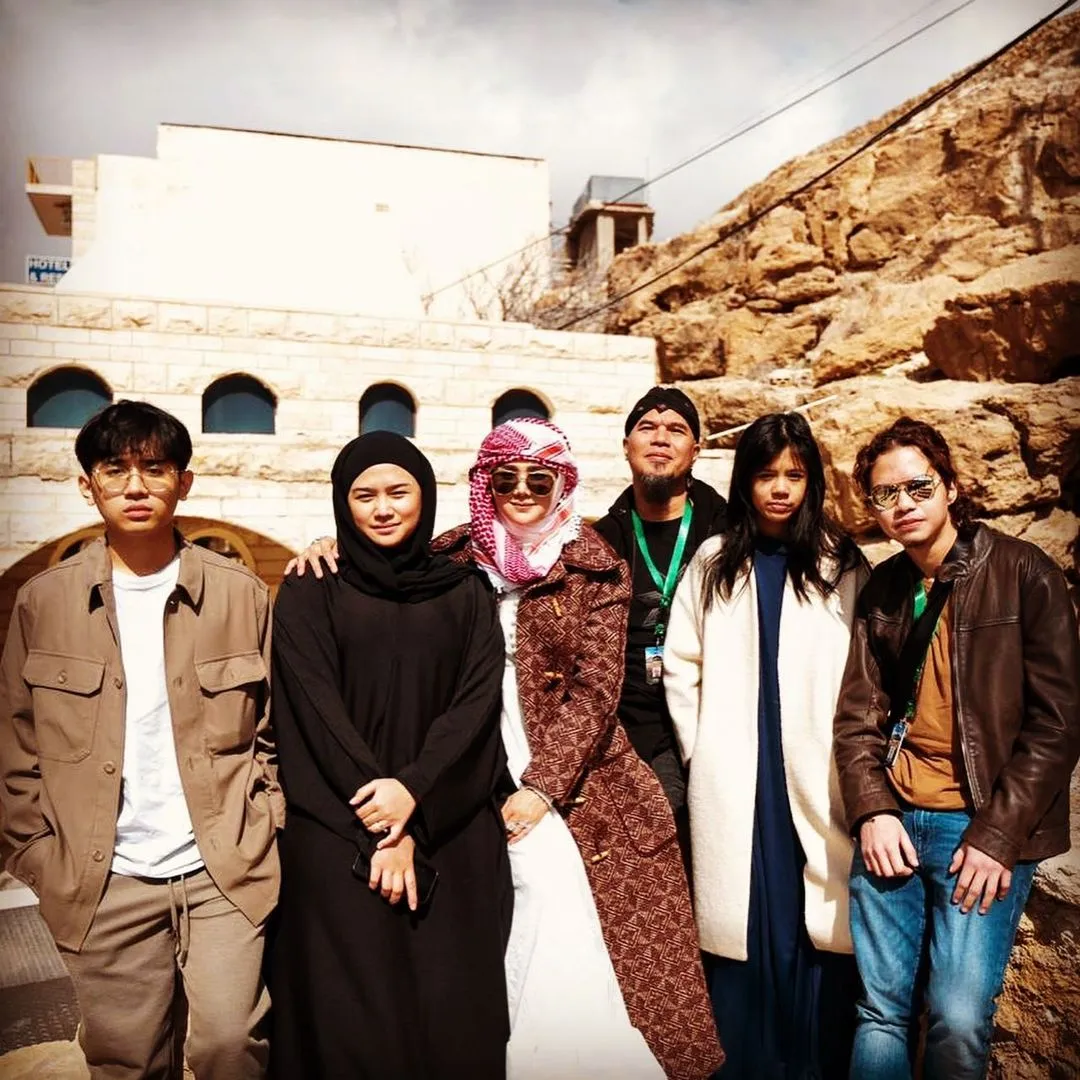 Potret Rafly Azis Bareng Keluarga (Credit: Instagram/rafly_aziss)