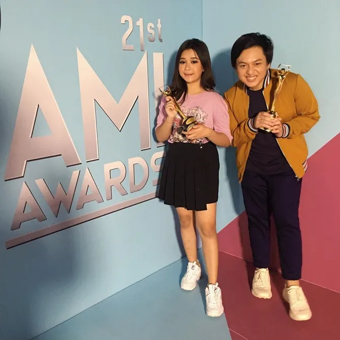 Jodie dan Arsy raih penghargaan di AMI Awards 2018 (credit: instagram.com/brisiajodie96)