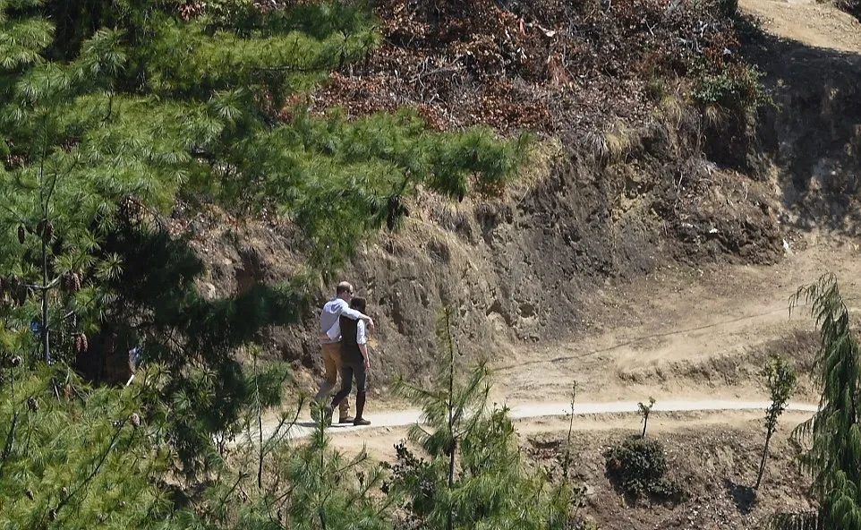 Kate Middleton & Pangeran William hiking © Dailymail.co.uk/AFP