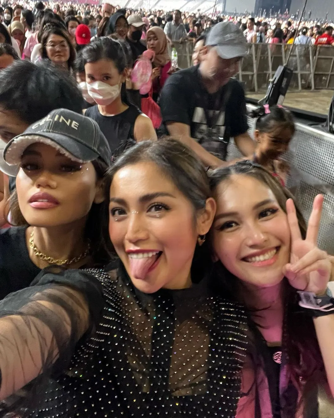 Potret Jessica Iskandar Nonton Konser BLACKPINK (Credit: Instagram/inijedar)