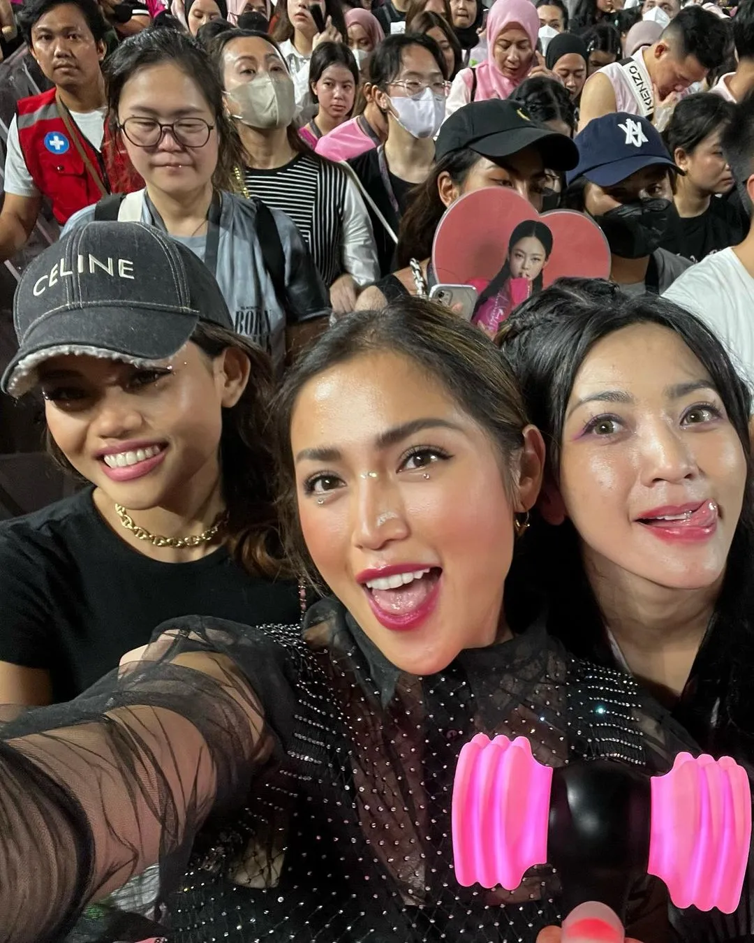 Potret Jessica Iskandar Nonton Konser BLACKPINK (Credit: Instagram/inijedar)