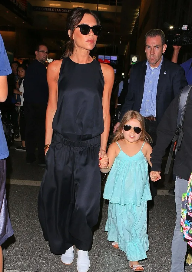 Fashion Harper selalu mencuri perhatian © via dialymail.co.uk