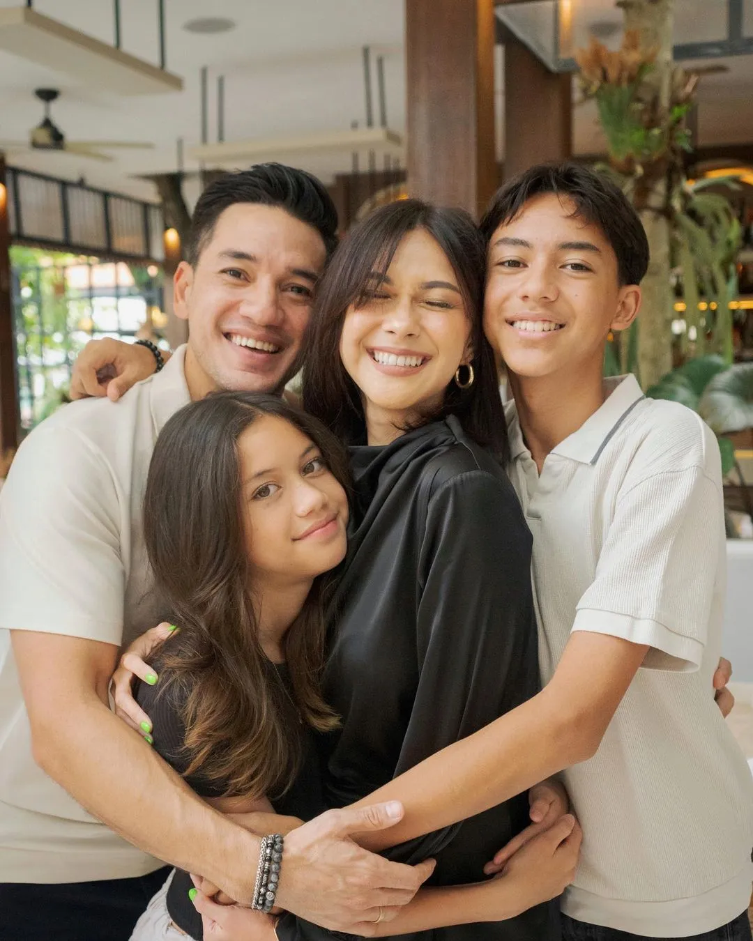 Potret Keluarga Nana Mirdad (Credit: Instagram/andrew.white._)