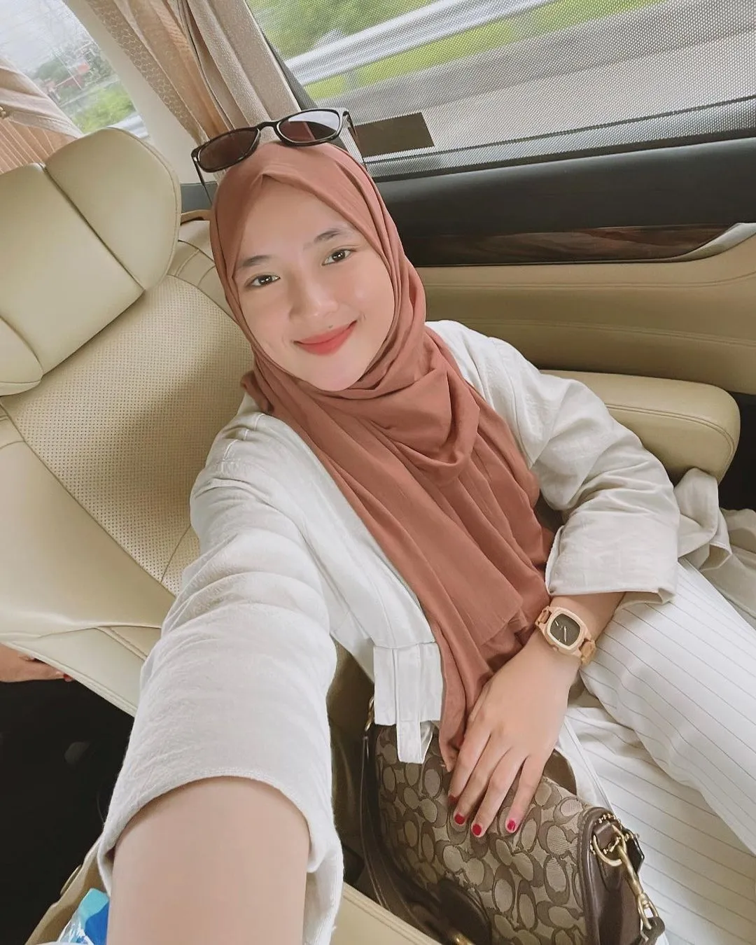 Tidak jauh berbeda dengan warna hijab sebelumnya, kali ini Nissa memakai hijab berwarna penny. Sepertinya Nissa suka banget dengan warna cokelat ya, KLovers!