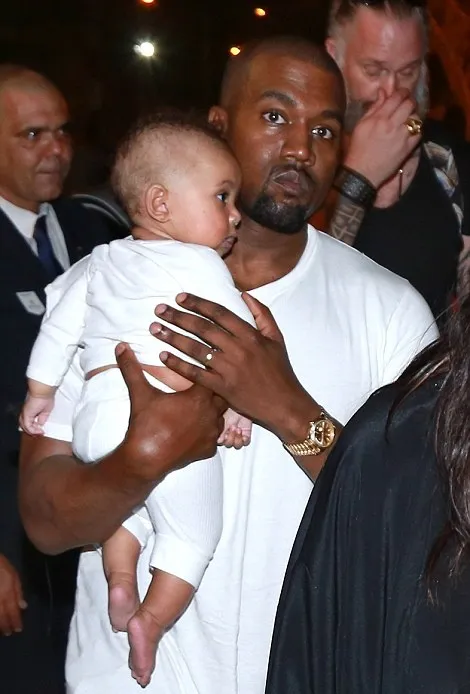 Kanyes West tak segan menggendong putranya di depan umum © Splashnews.com via dialymail.co.uk