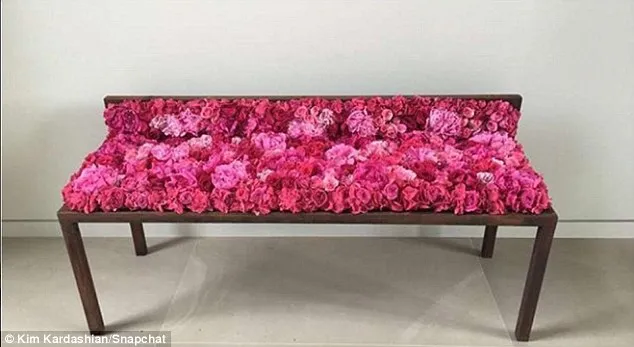 Kim Kardashian dapat bunga dari Kanye © Snapchat/Kim Kardashian