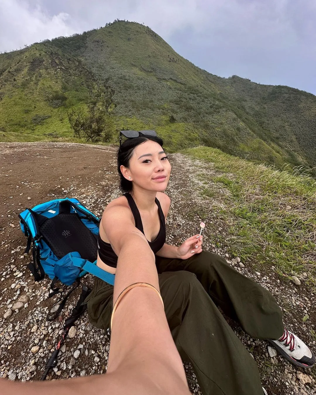 Wendy memosting dirinya sedang beristirahat setelah hiking di Merbabu. (Instagram.com/wendywalters)