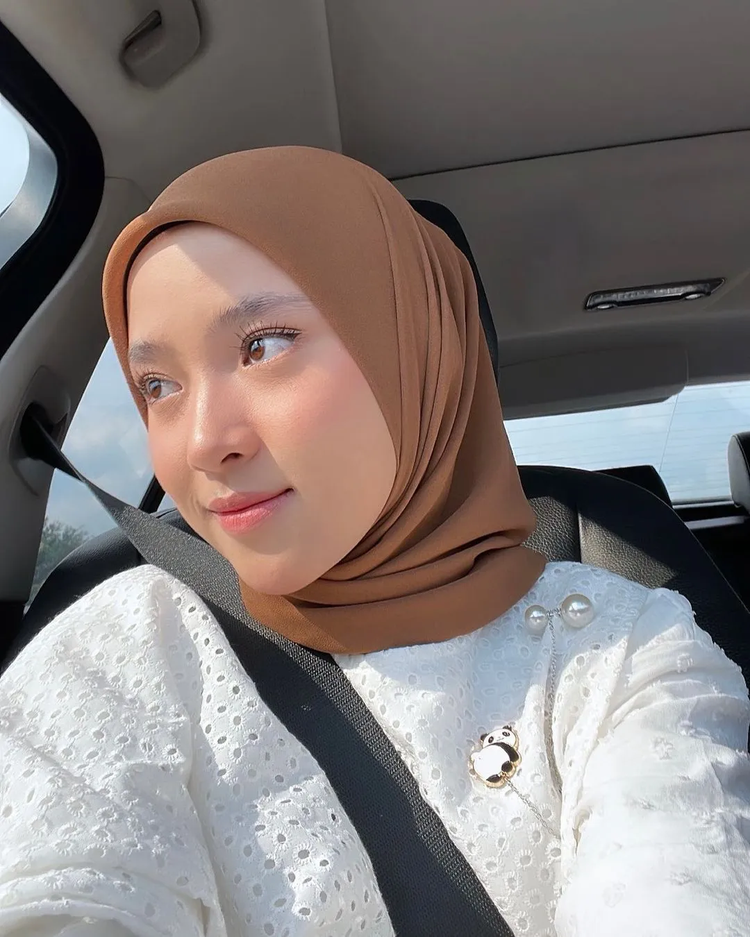 Terakhir, ada warna kebangsaan cewe bumi banget yaitu warna coklat. Cakep banget bukan KLovers? apalagi dipadukan dengan baju putih dan bawahan coklat, jadi klop banget!