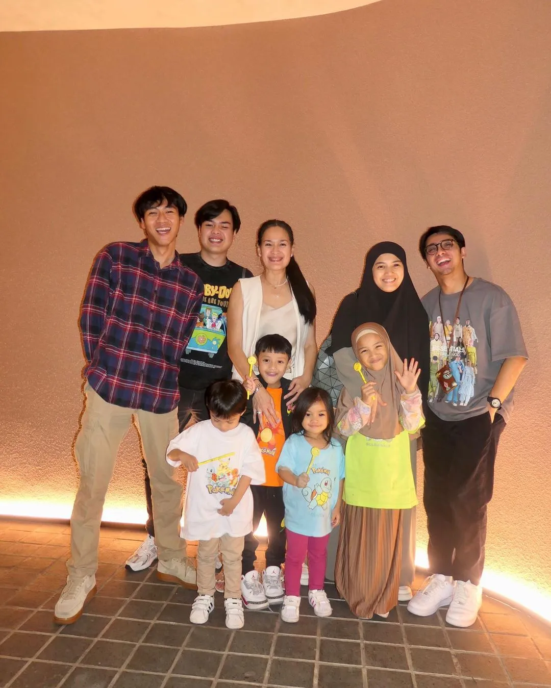 Potret Donna Harun Bareng Anak
