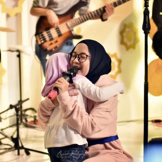 Nissa Sabyan bersama fansnya © instagram.com/nissa_sabyan