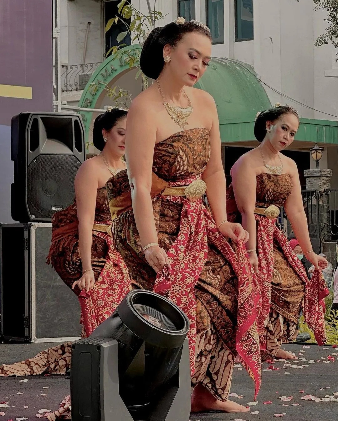 Potret Ira Wibowo (Credit: Instagram/irawbw)