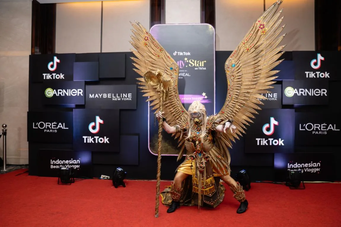 Foto Mega Gumelar yang membawa tema elang betina