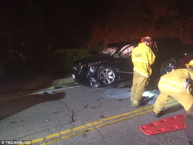 Mobil Calvin ringsek di bagian kanan depan/©AKM-GSI/TMZ