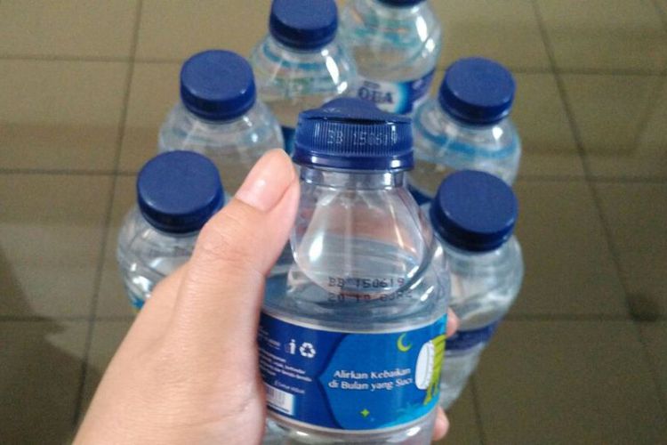 Tutup botol Aqua yang jadi perbincangan hangat netizen © Facebook.com