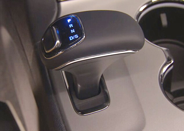 Shiftgear otomatis tanpa shiftlock ini dianggap sebagai penyebab Jeep Grand Cherokee ditarik dari peredaran/©Daily Mail