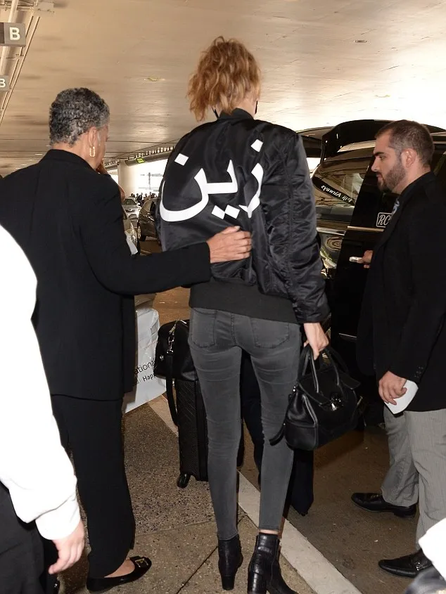 Gigi Hadid tertangkap kamera mengenakan jaket bertuliskan nama Zayn © Dailymail.co.uk/x17online