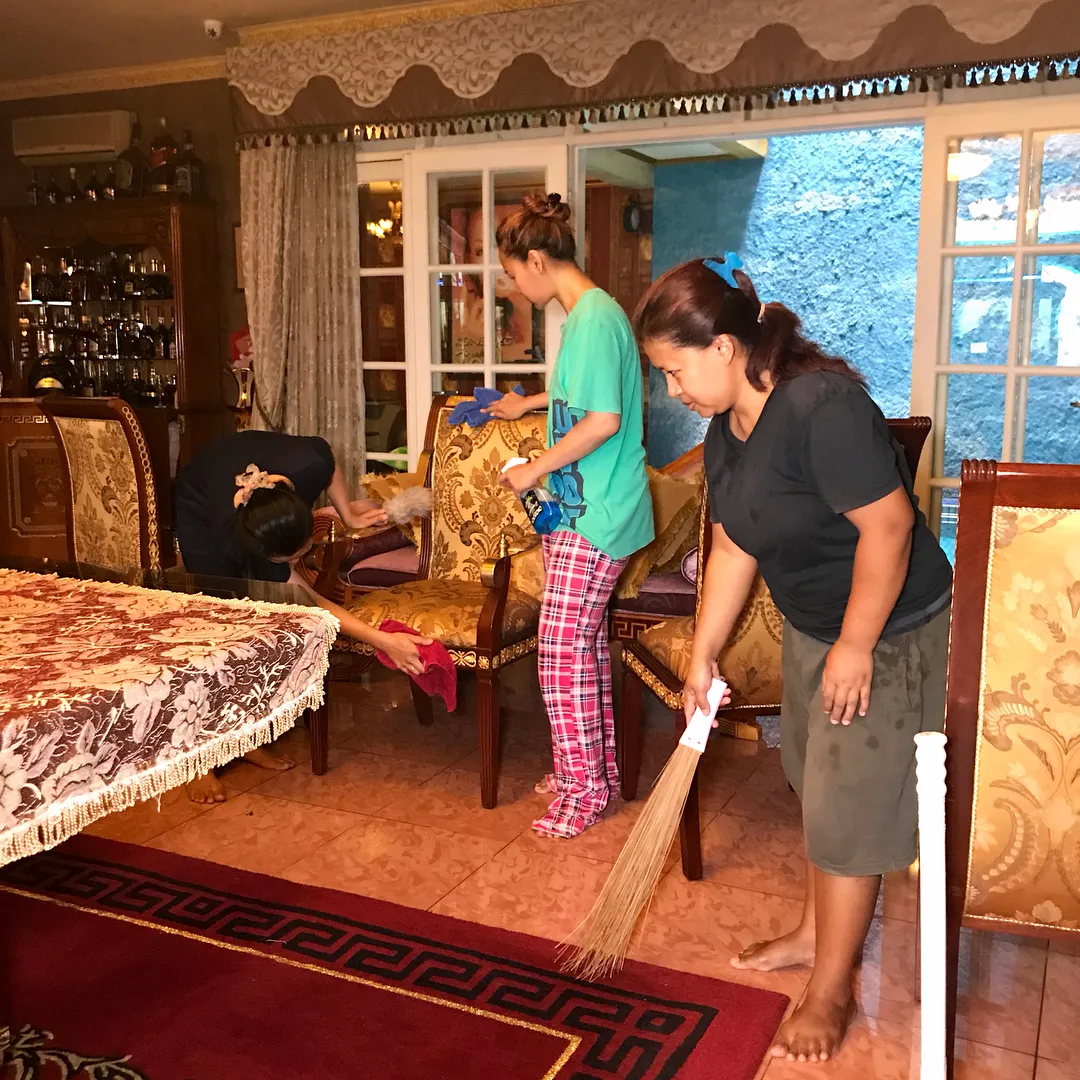 Inul bersih-bersih rumah bersama ART / Credit: Instagram - inul.d