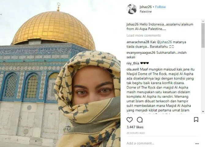 Jane berfoto dengan background masjid berkubah emas di Palestina (credit : https://www.instagram.com/p/BfF1_VtFaNY/?taken-by=jshaz26)