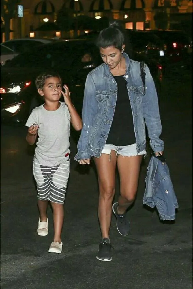 (credit : instagram.com/kardashian.glamm)