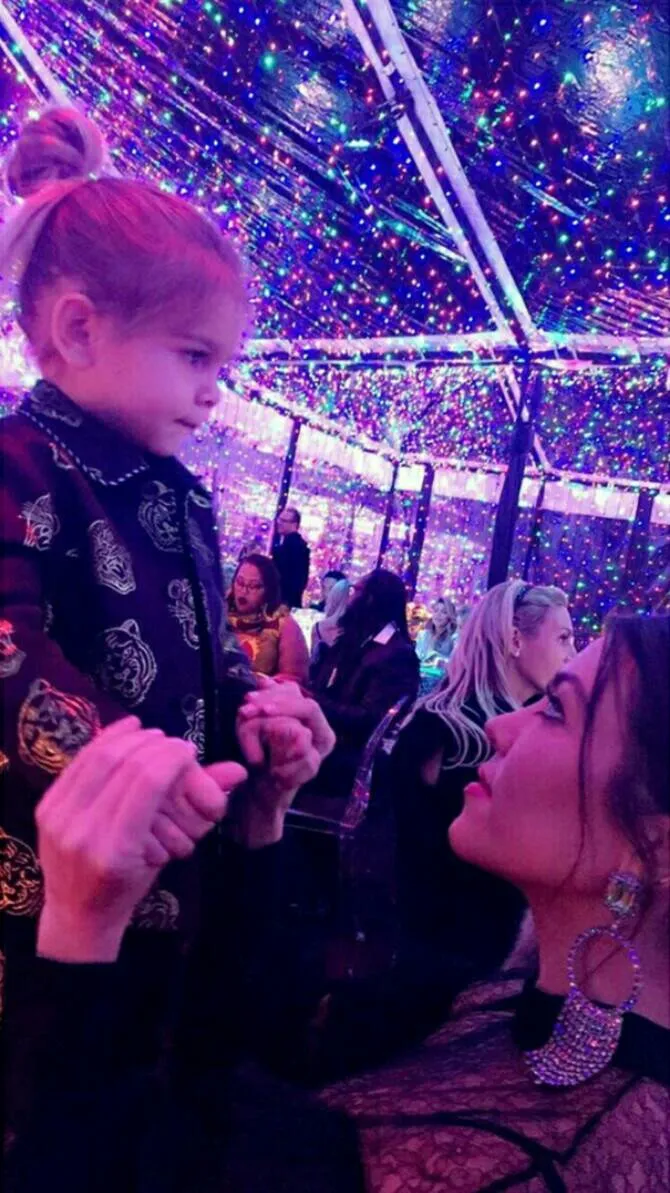 (credit : instagram.com/kardashian.glamm)