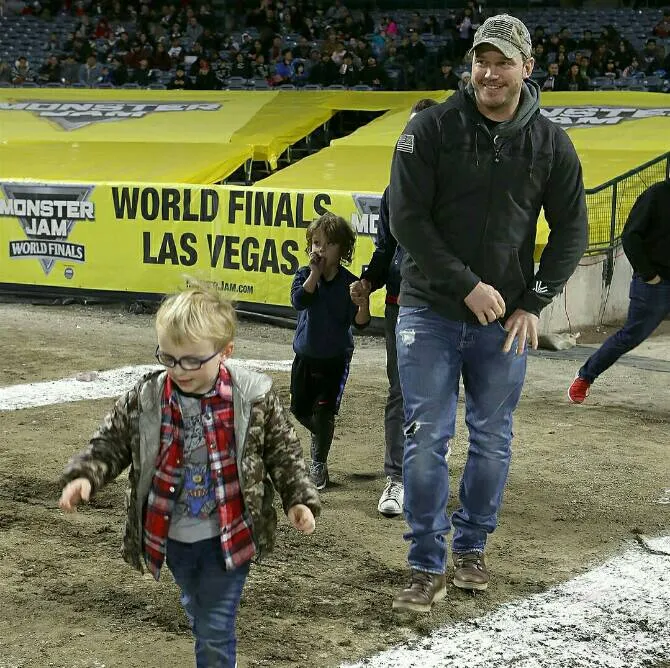 (credit : instagram.com/enews)