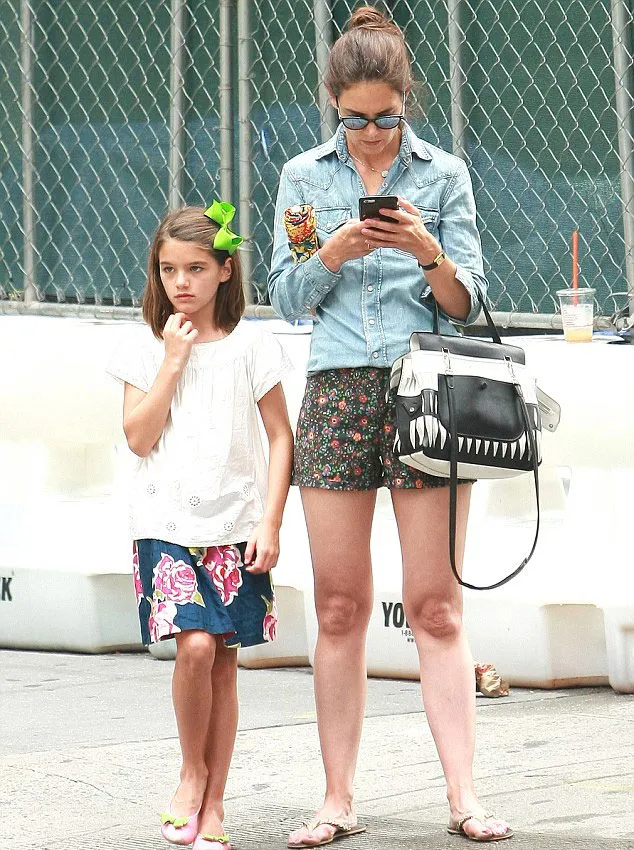 Suri Cruise jalan-jalan bersama sang bunda @ Dailymail.co.uk