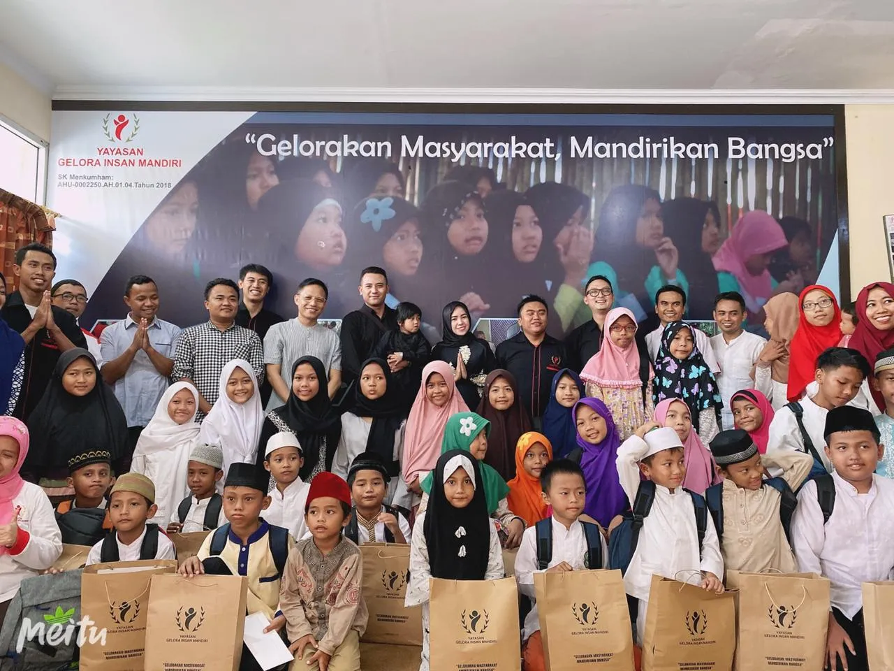 Devina Celin memberikan santunan untuk anak yatim beberapa waktu lalu © Istimewa