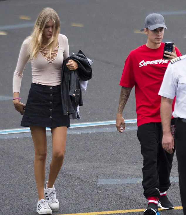 Bieber tertangkap sedang naik helikopter bareng Bronte Blampied/©Daily Mail