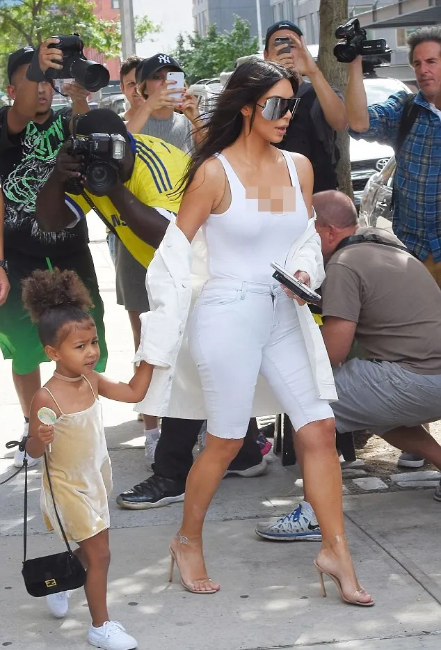 Sebelumnya North juga sering membawa tas branded © via Daily Mail