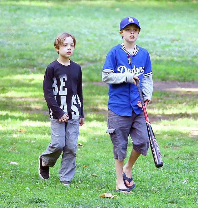 Knox dan Shiloh bahagia saat main baseball © dailymail.co.uk/splashnews.com