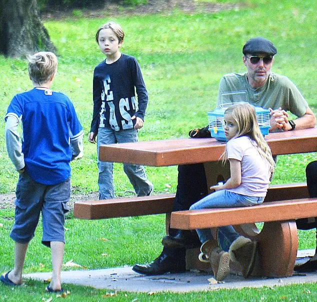 Tiga anak Jolie-Pitt hang out bareng pamannya © dailymail.co.uk/splashnews.com