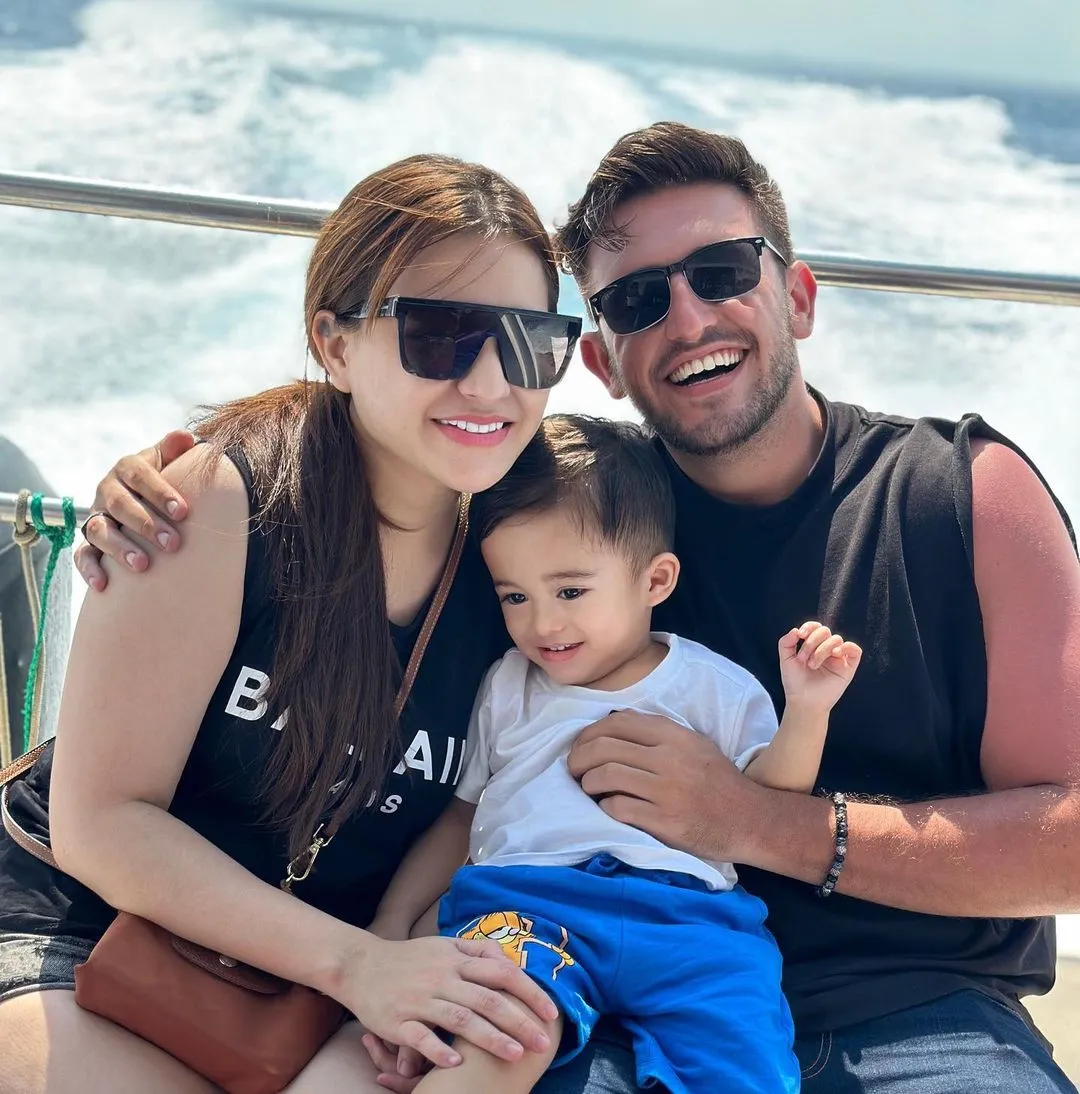 Potret Bahagia Nathalie bersama Pacar dan Anak