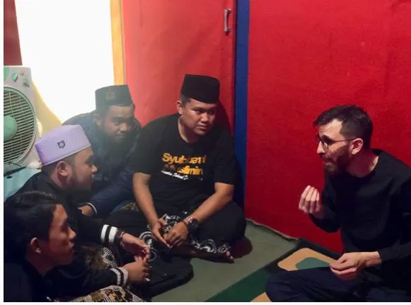 Adam Ali berdialog dengan kelompok nasyid Syubbanul Muslimin © Istimewa