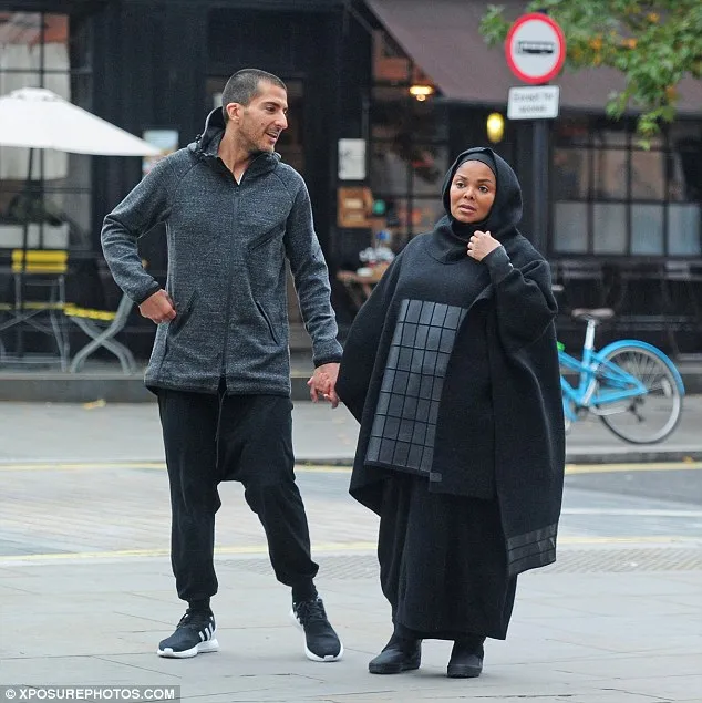 Janet Jackson jalan-jalan bareng suami dengan mengenakan hijab. ©dailymail.co.uk