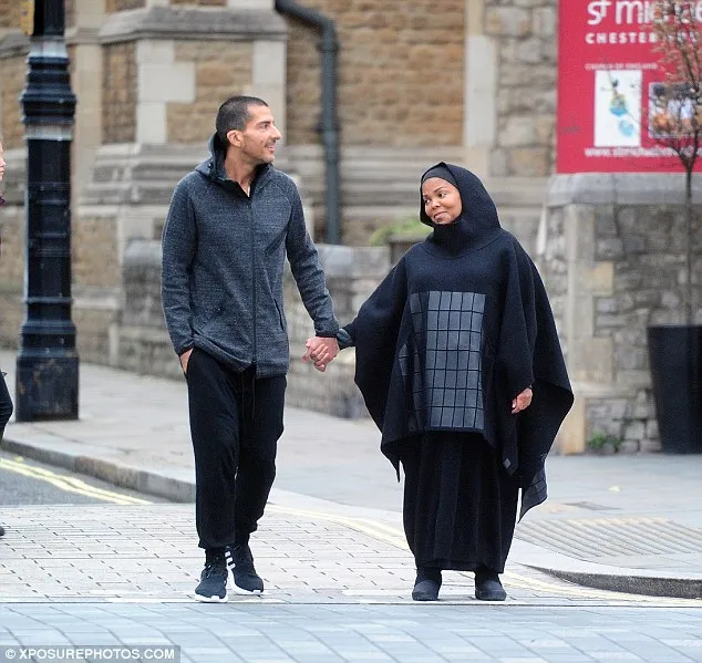 Janet Jackson dan suami jalan-jalan di London. ©dailymail.co.uk