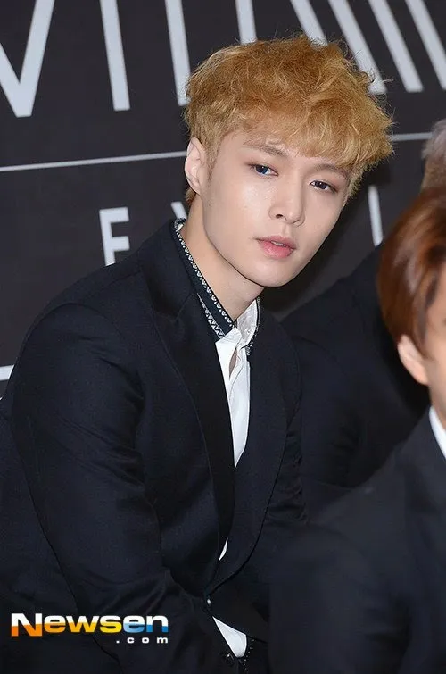 Banyak postingan dari fans EXO di forum yang ingin Lay pergi © Newsen