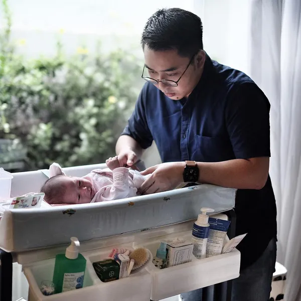 Alvin mengganti popok Alita meski sempat terbalik/©instagram.com/alicenorin