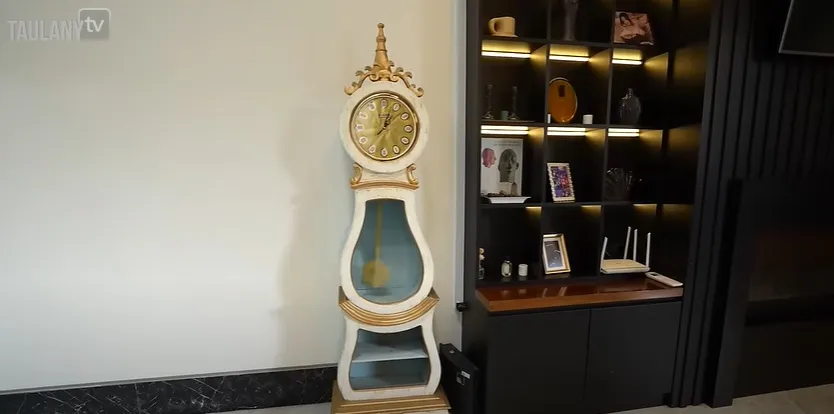 Potret Andre Taulany sebut jam ini unik dan keren (credit: Youtube.com/TAULANY TV)