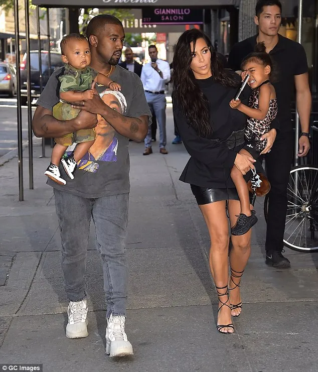 Kim Kardashian dan Kanye West tetap bersama meski diterpa isu miring mengenai pernikahan mereka ©