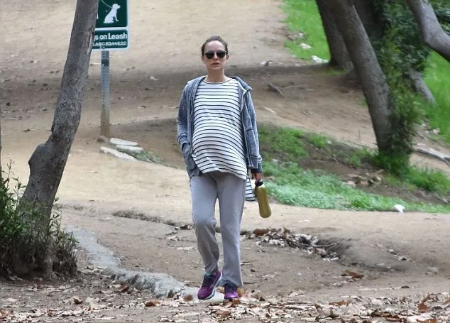 Natalie terlihat santai perjalan di pagi hari di Los Angeles beberapa waktu lalu. © dailymailcouk